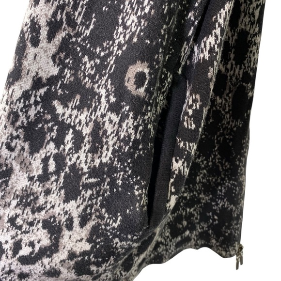 CHICO'S Women size 2 (USA 12-14) Animal Print gray black knit sweater jacket - Picture 3 of 8